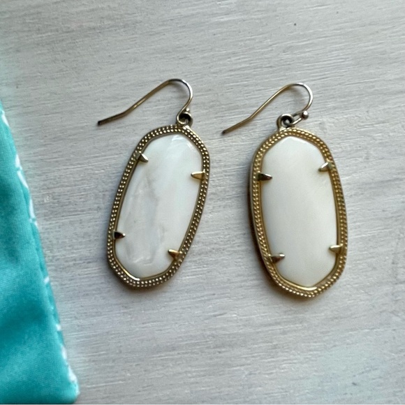 Kendra Scott Elle Gold Drop Earrings in White Pearl - Picture 3 of 4